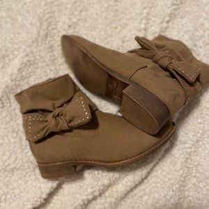 Girls Tan bootie with bow size 3